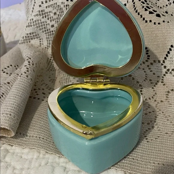Heart Shaped Trinket Box in Tiffany blue with Gold Trim - Picture 3 of 3
